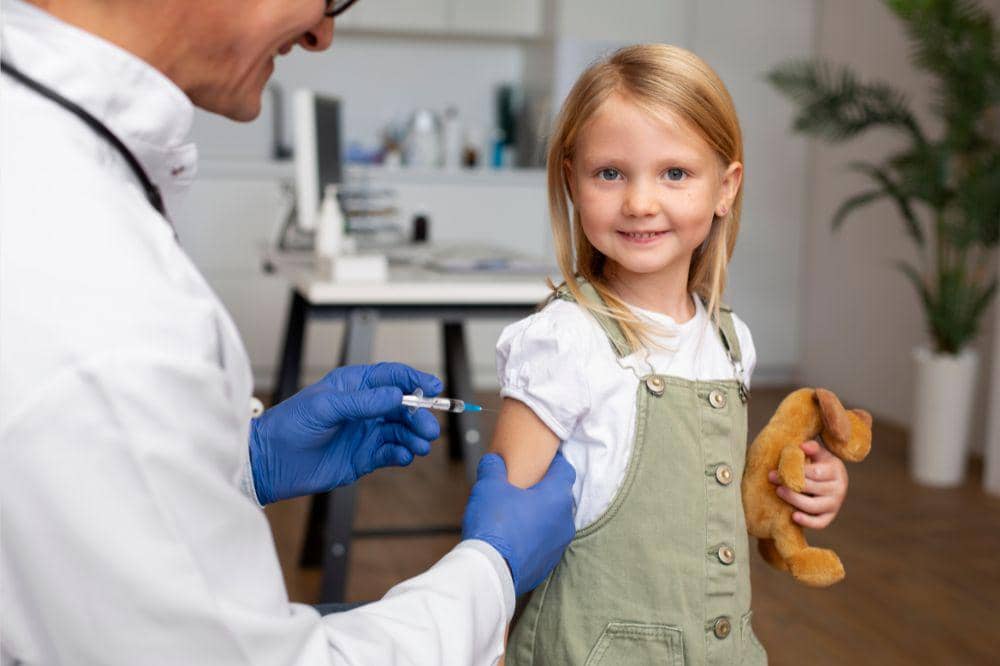 Anak divaksin