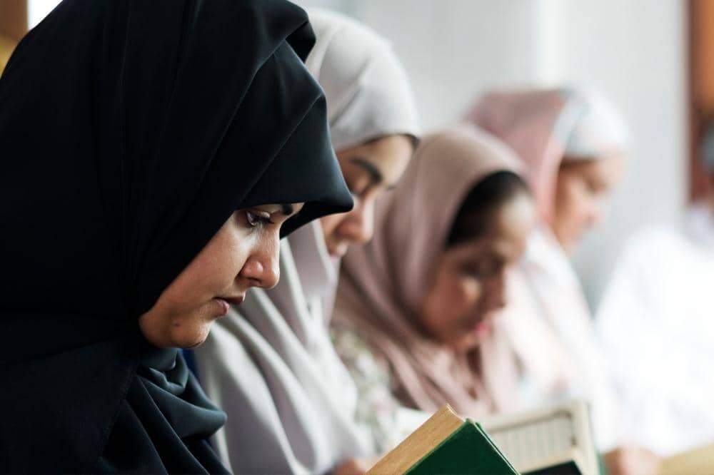 Anak membaca Al-Qur'an