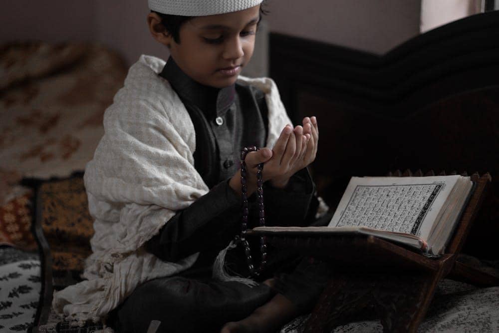 6 Doa Terbaik 10 Malam Terakhir Ramadan, Bisa Diajarkan ke Anak
