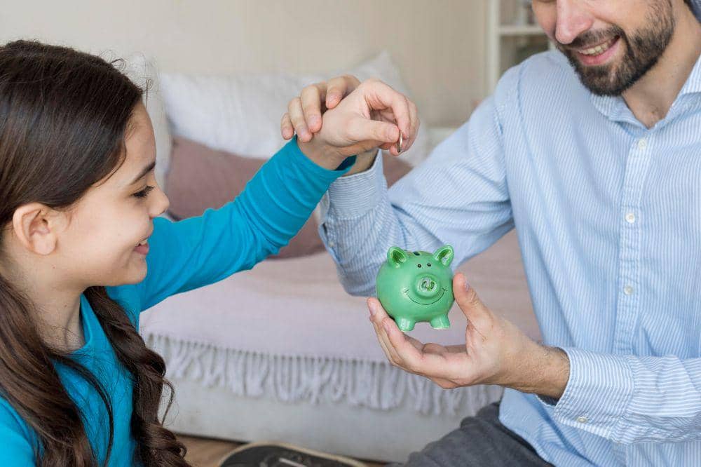 Apa Itu Sedekah dan 7 Hal yang Wajib Diajarkan ke Anak