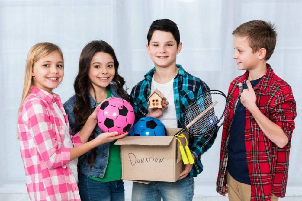 Anak mendonasikan mainan