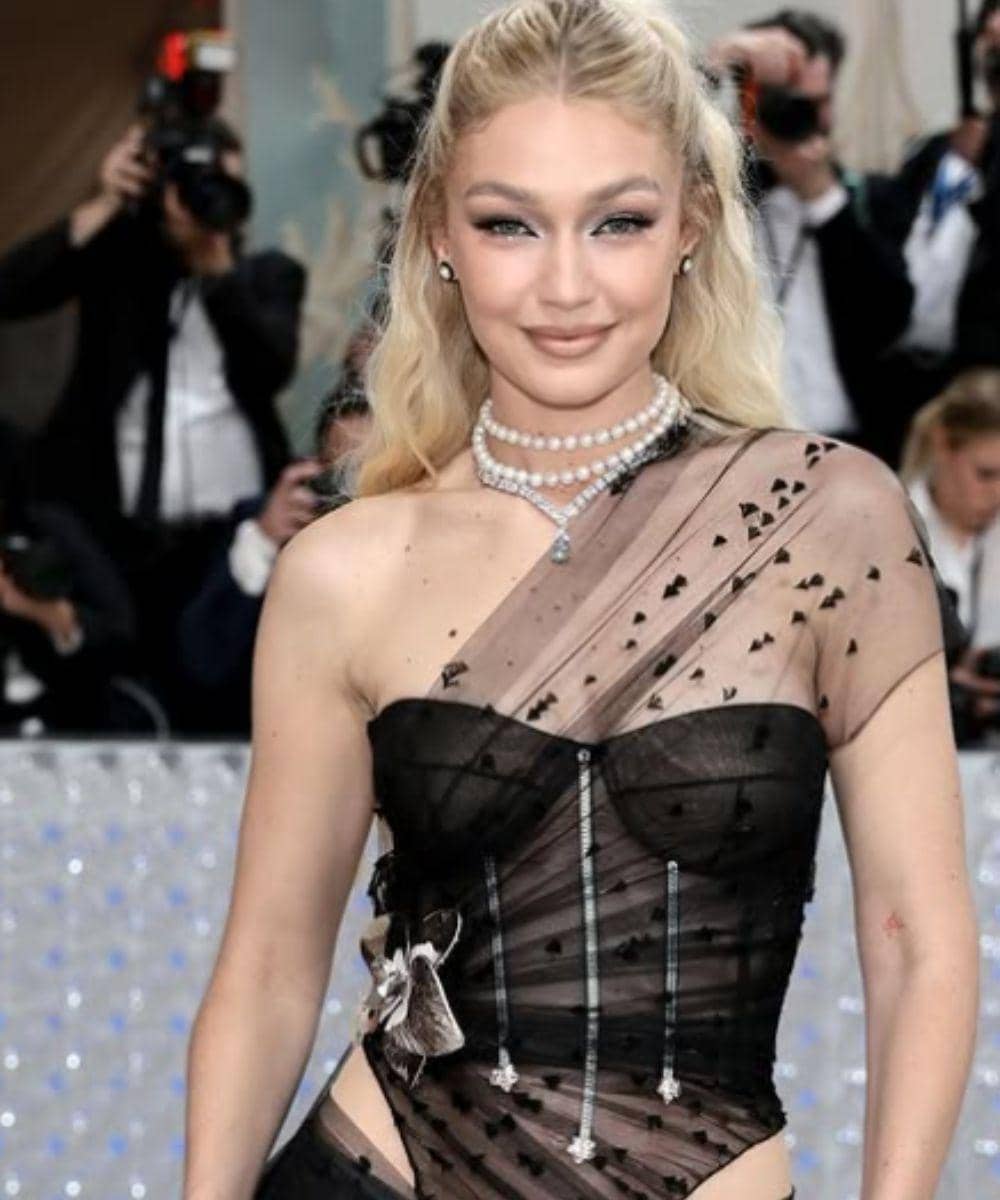 Gaya Gothic Romantic Jadi Sorotan Runway