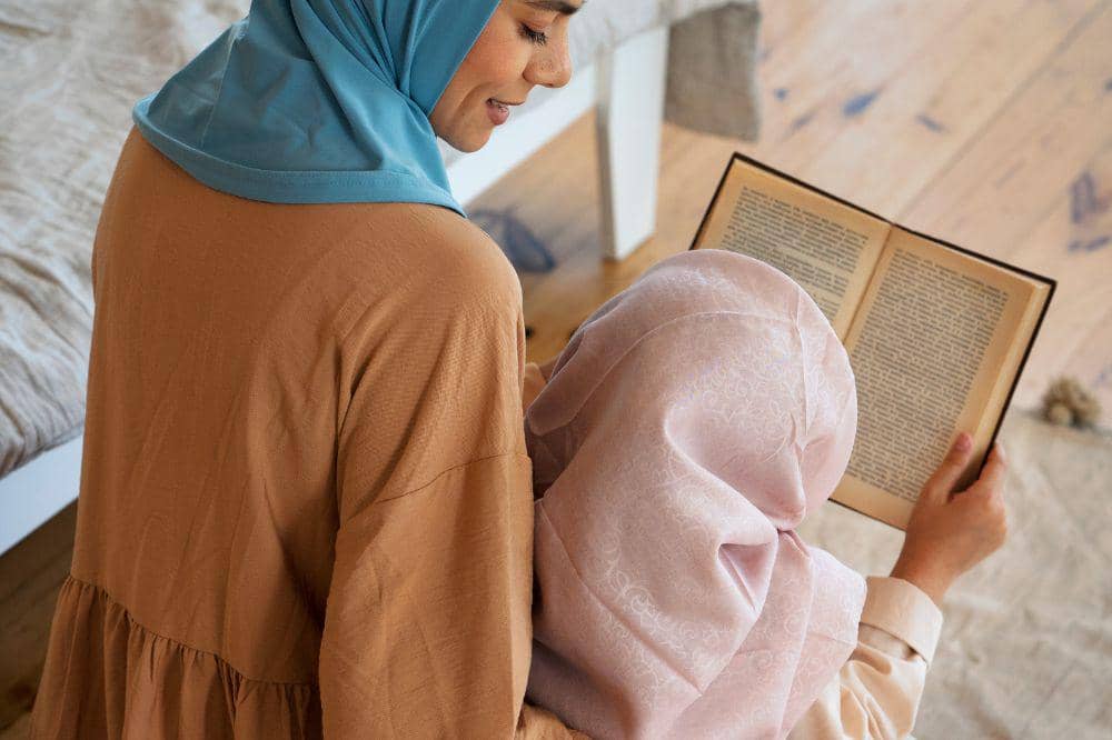 Mama dan anak membaca buku