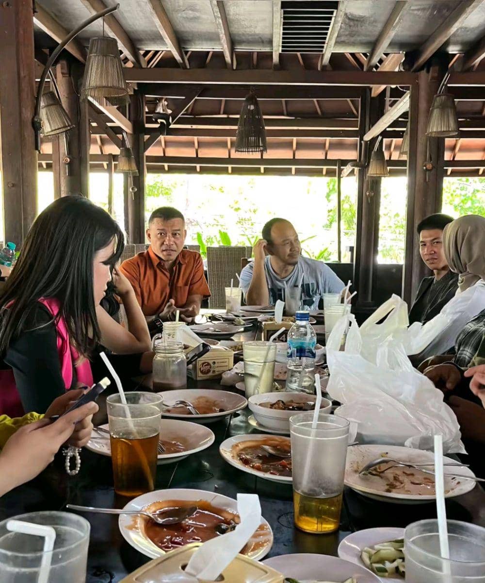 Momen Anang Hermansyah Bareng Teman Kuliahnya 1