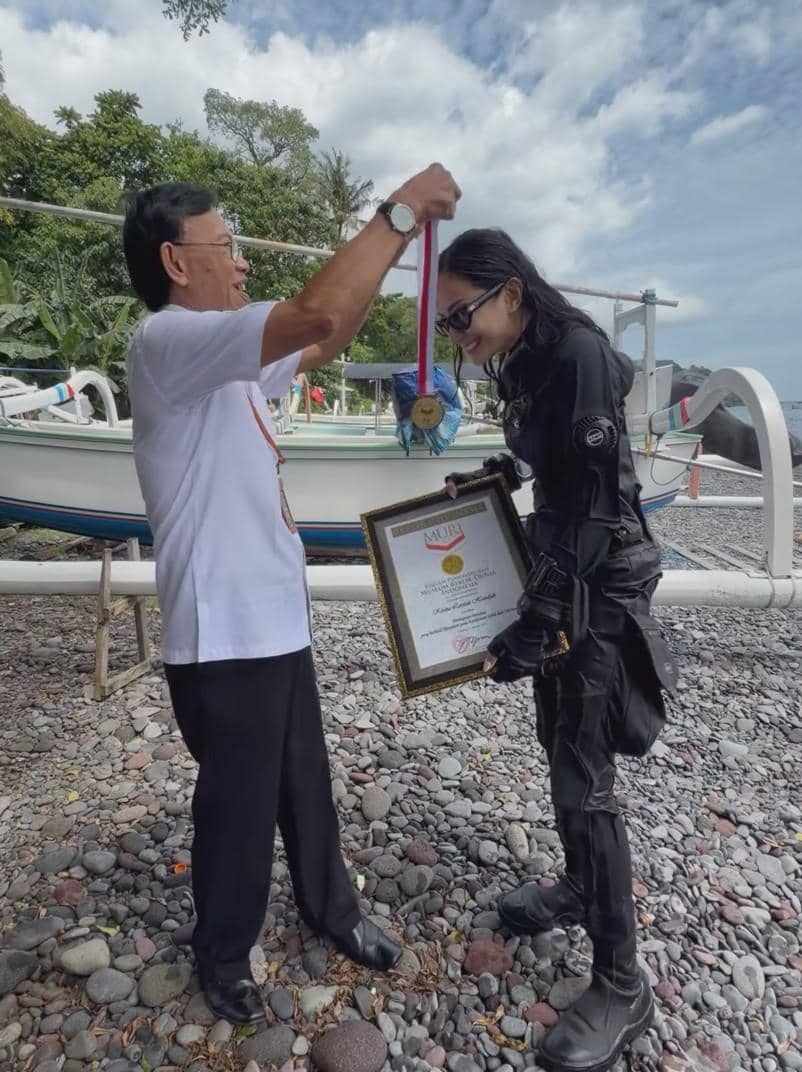 Kirana Larasati Pecahkan Rekor Muri, Perempuan Indonesia Pertama yang Menyelam 127 Meter 
