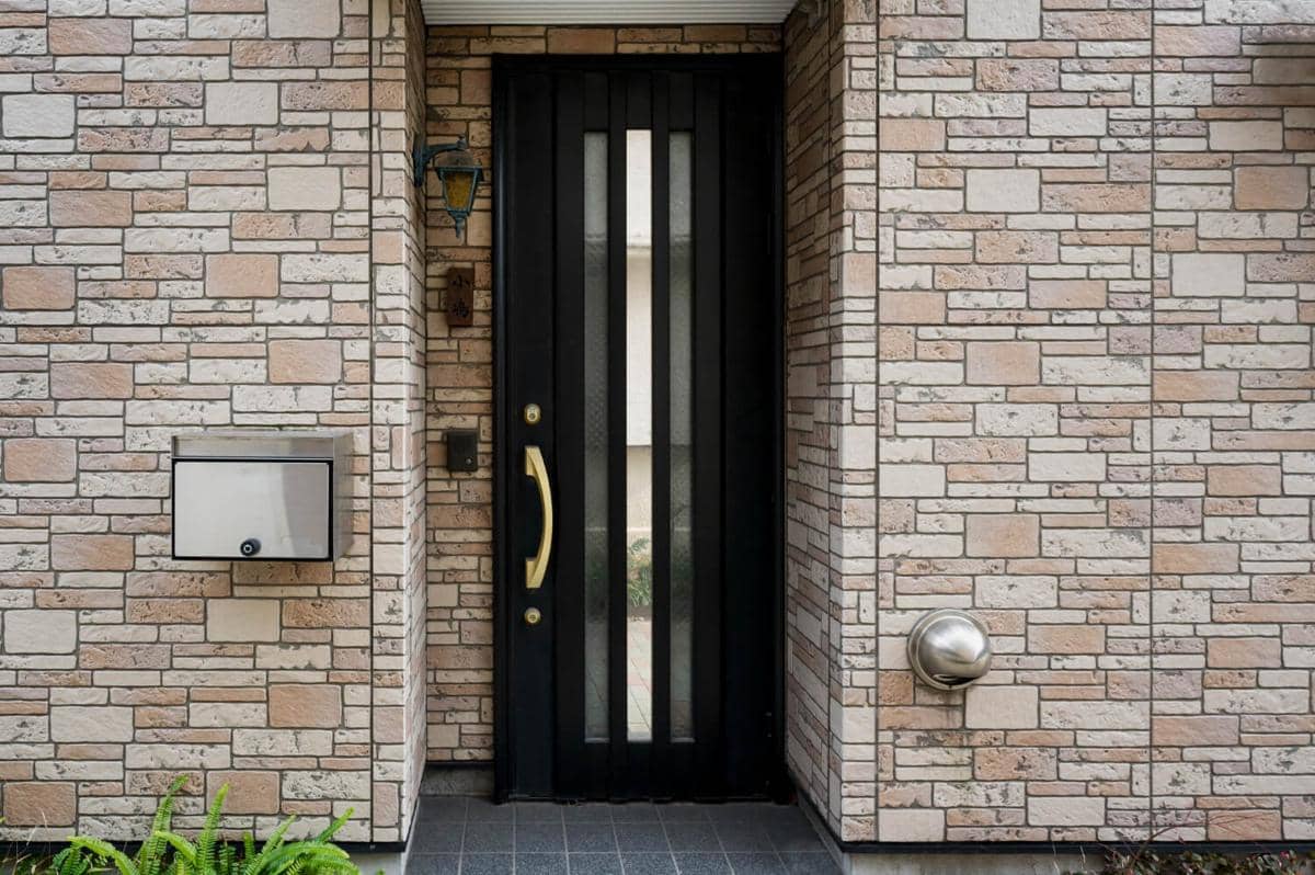 ilustrasi pintu depan rumah warna hitam