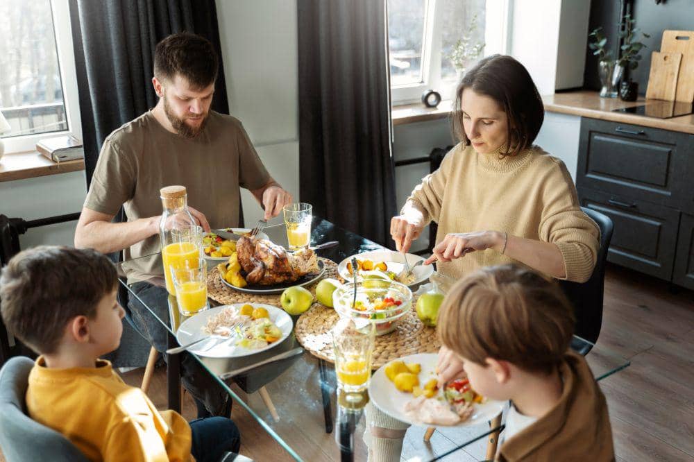 Keluarga makan bersama