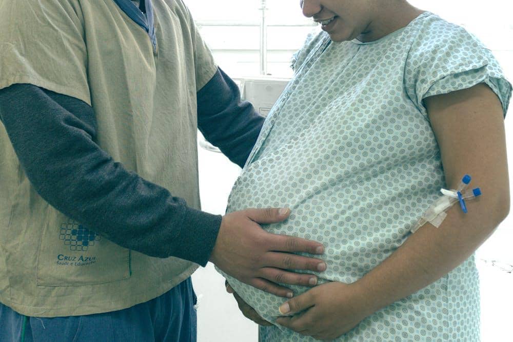 7 Cara Mengurangi Rasa Sakit saat Persalinan, Pentingnya Peran Suami!