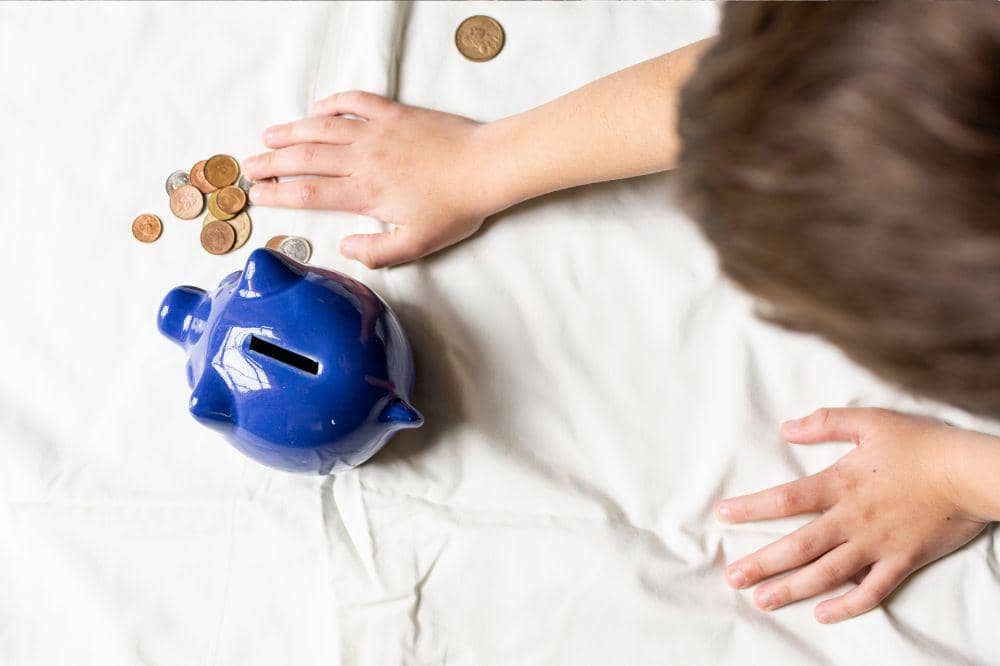 Anak dengan celengan uang