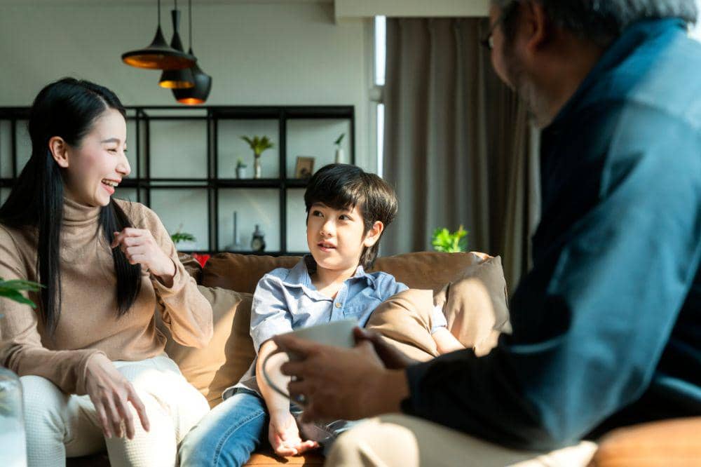 Orangtua dan anak diskusi