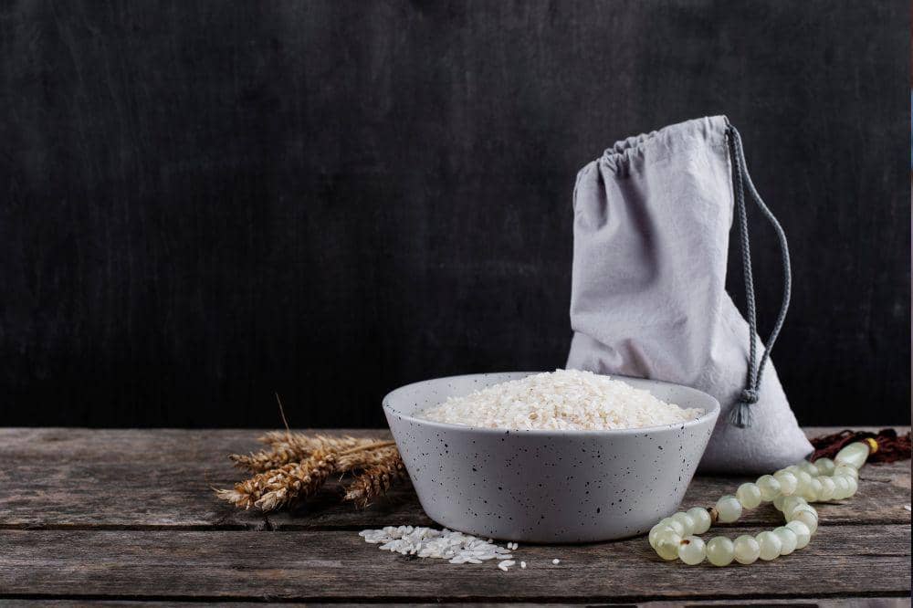 Uang, beras, gandum, koin, dan tasbih