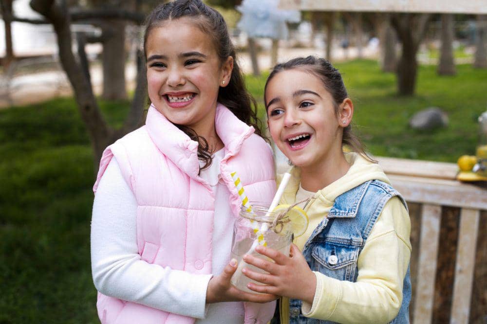 2 anak perempuan berbagi