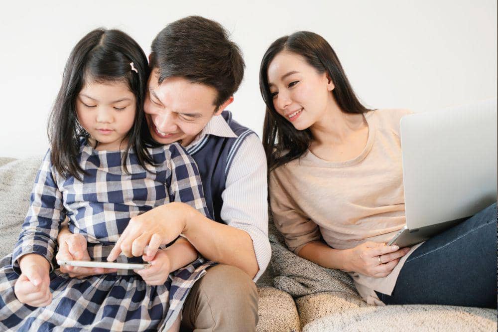 Orangtua dan anak bermain handphone