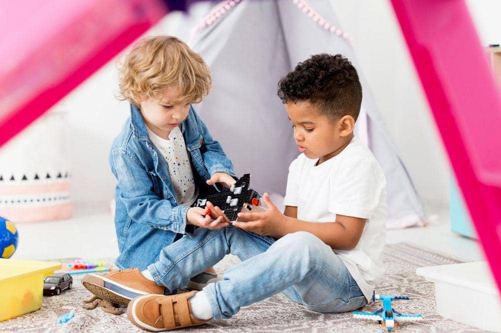 Anak berbagi mainan