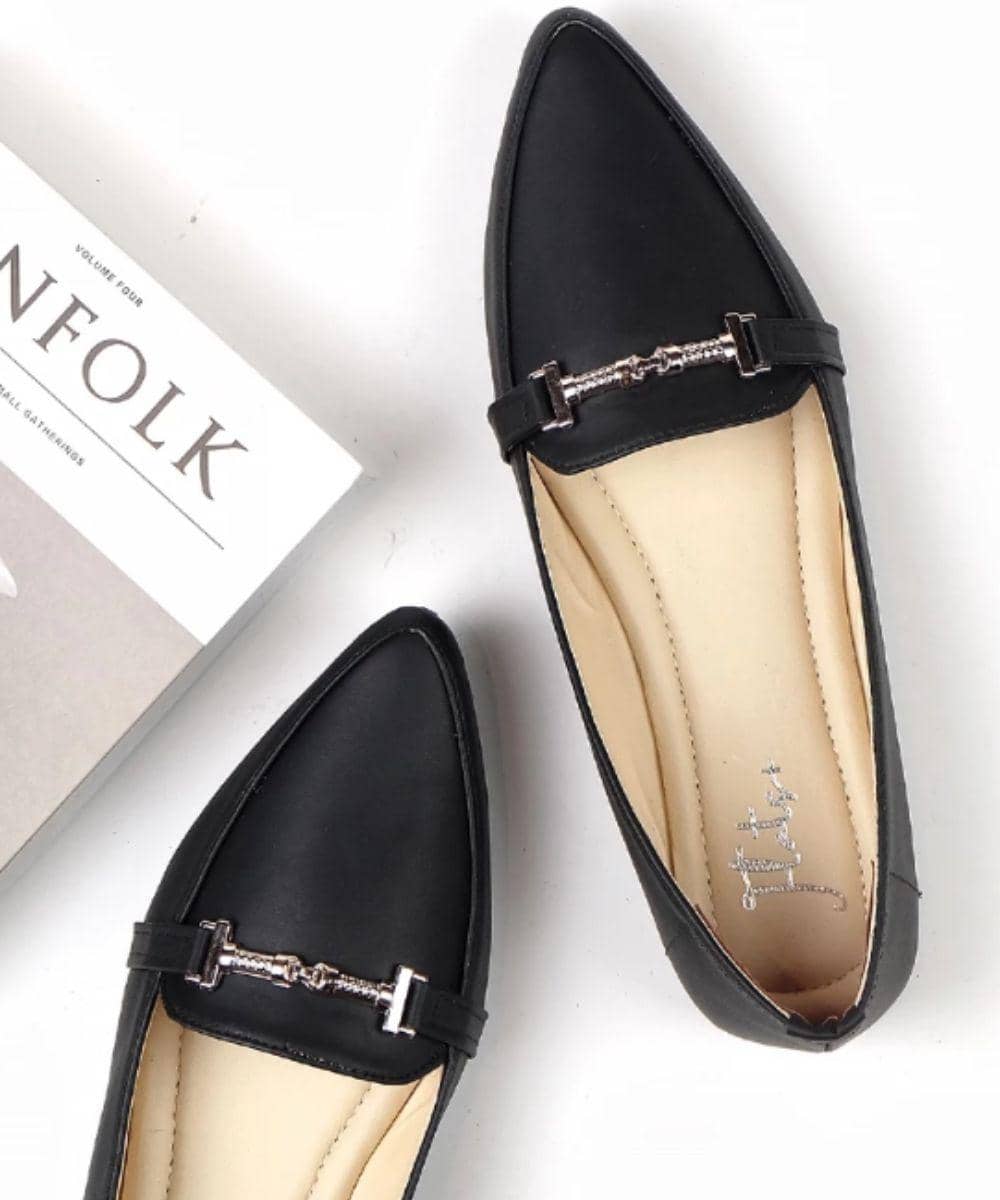 7 Rekomendasi Merek Flat Shoes untuk Kaki Lebar