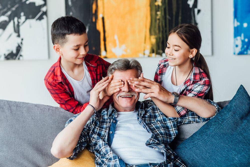 2 cucu bermain bersama Kakek