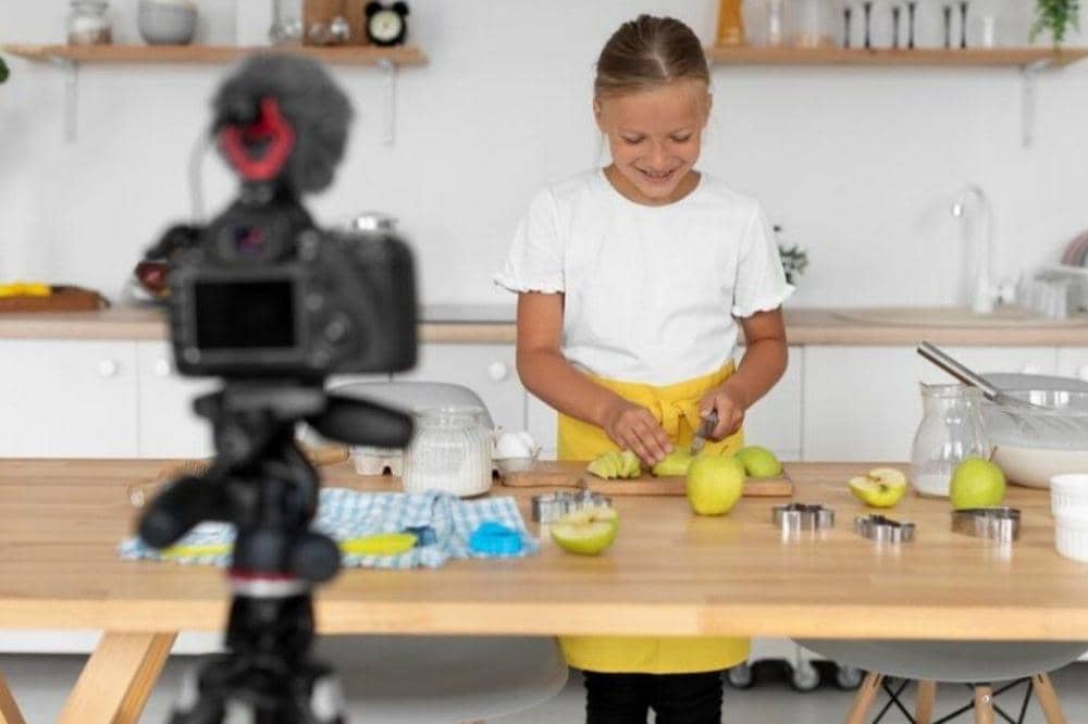 Anak perempuan membuat konten memasak