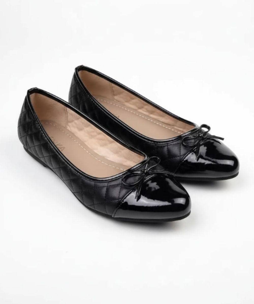 7 Rekomendasi Merek Flat Shoes untuk Kaki Lebar