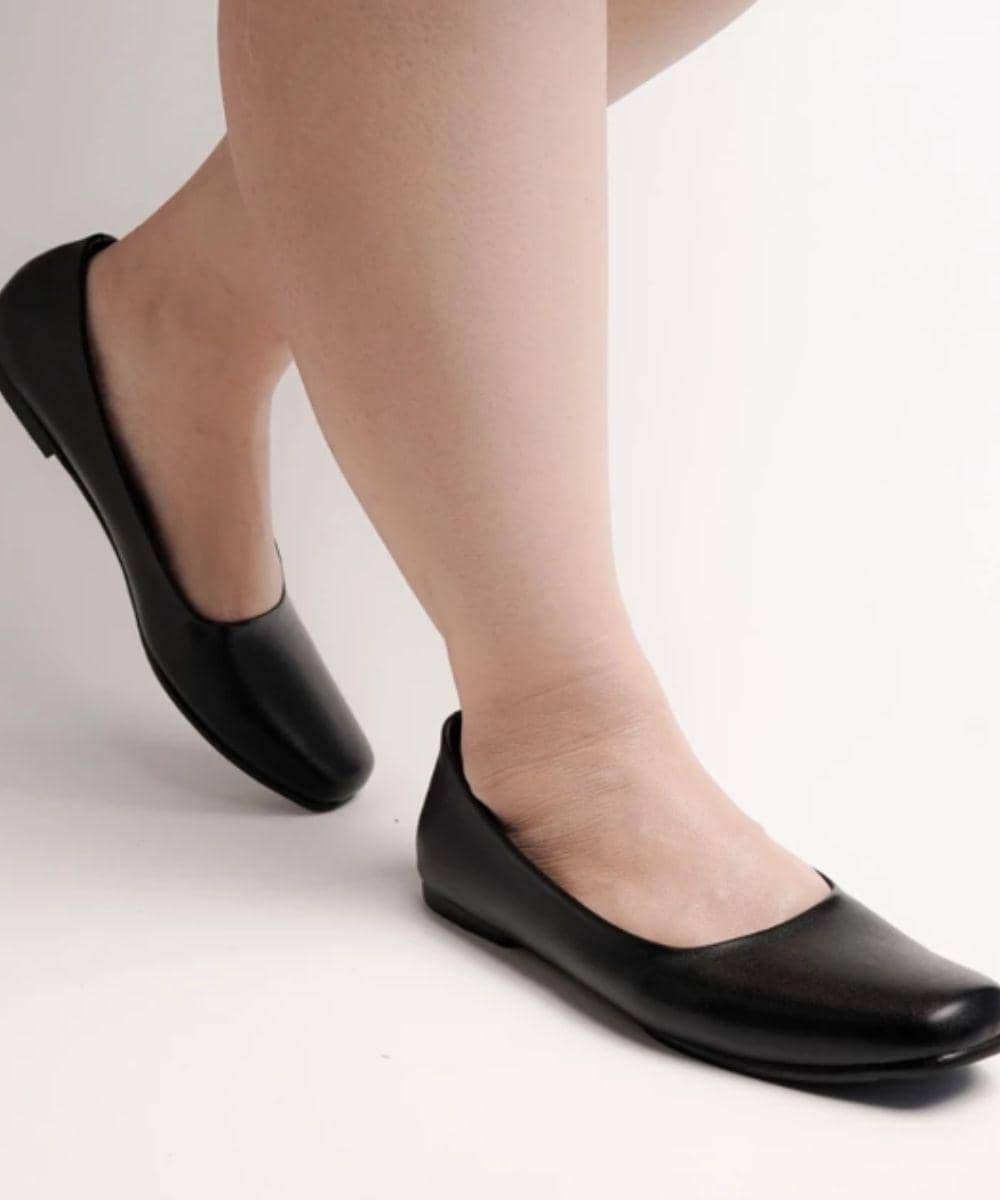 7 Rekomendasi Merek Flat Shoes untuk Kaki Lebar