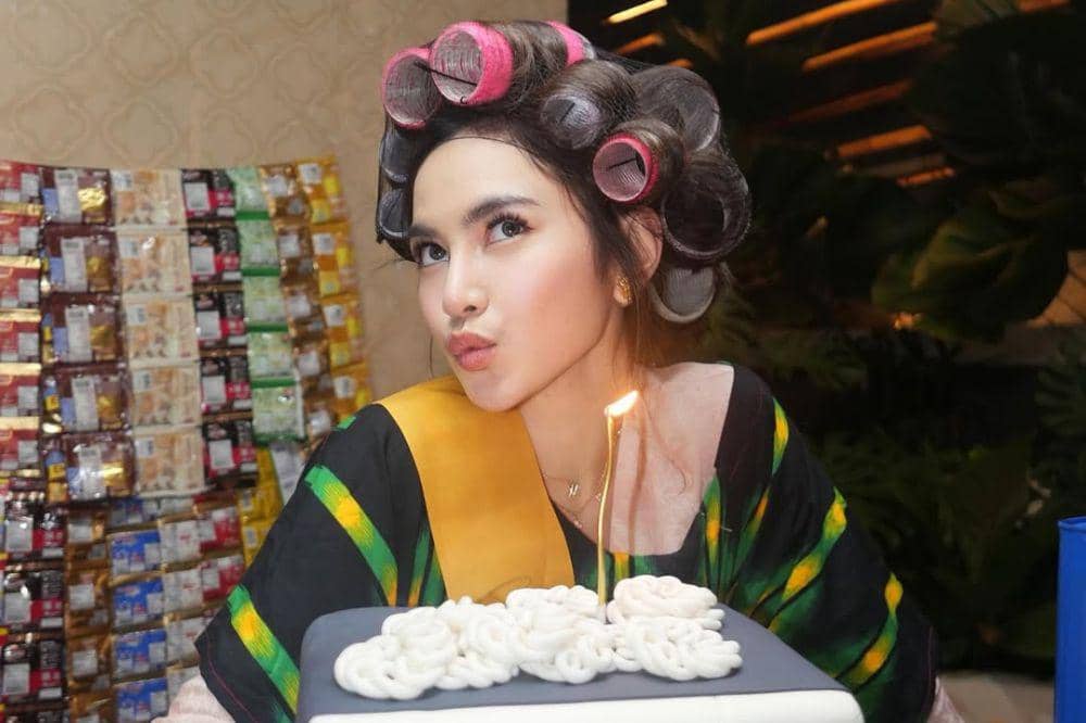 Unik Banget, 6 Fakta Warung Ceu Lini di Ulang Tahun Mahalini