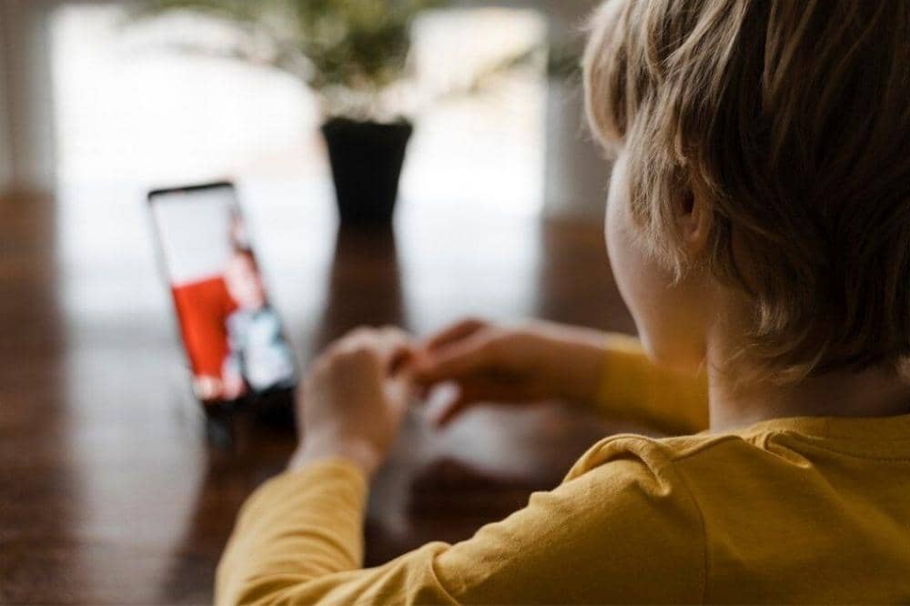 Anak laki-laki bermain ponsel