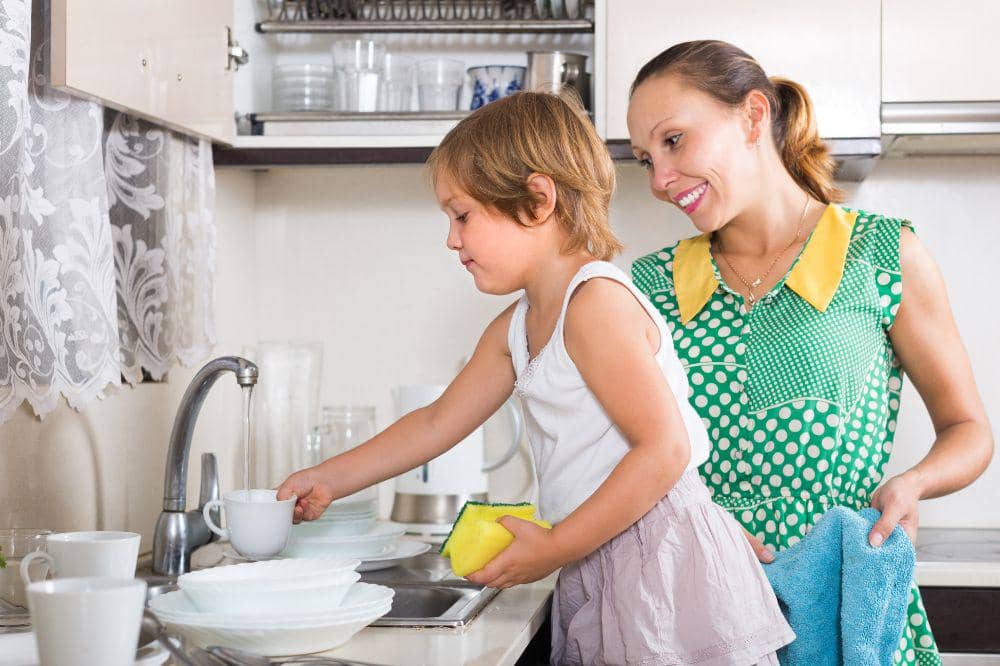 Anak membantu Mama mencuci piring