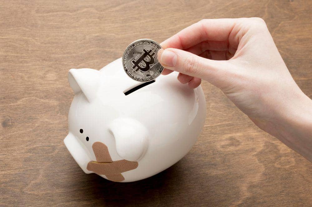 Menabung uang di celengan