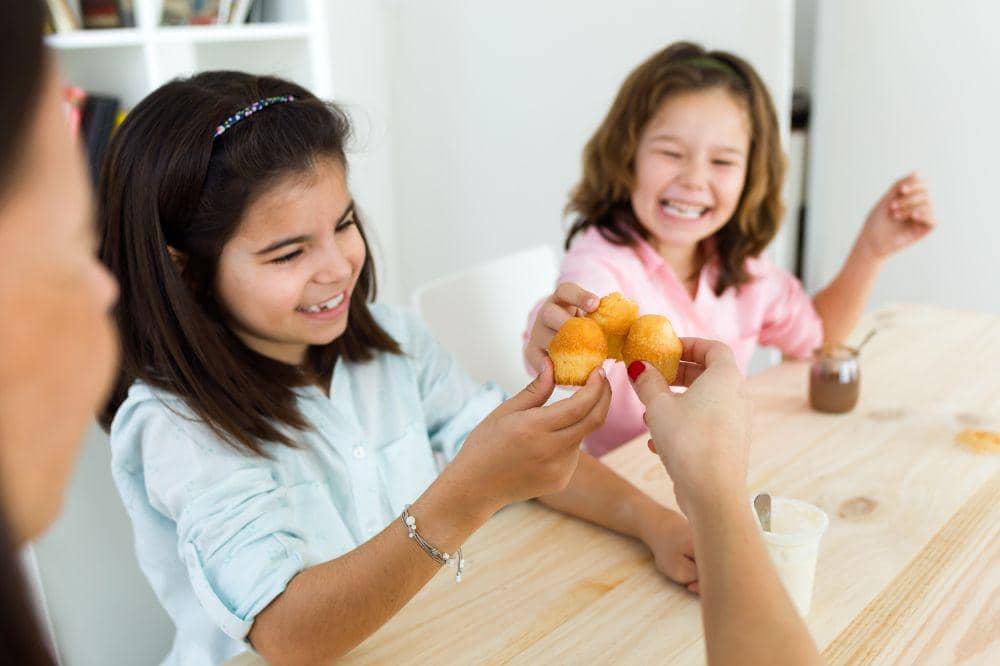 7 Sedekah di Bulan Ramadan yang Bisa Dilakukan Anak