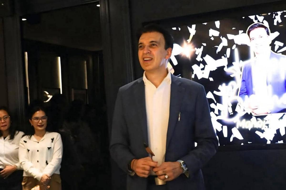 Manoj Punjabi sedang berfoto