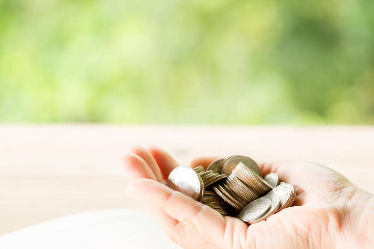 gambar tangan memegang koin