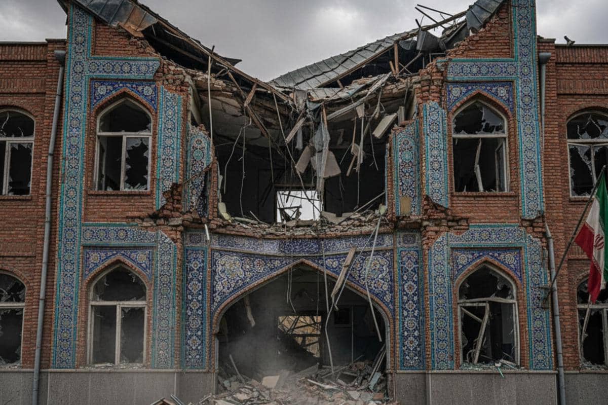 Pemakaman Haru Siswa Sekolah Korban Tragedi di Iran