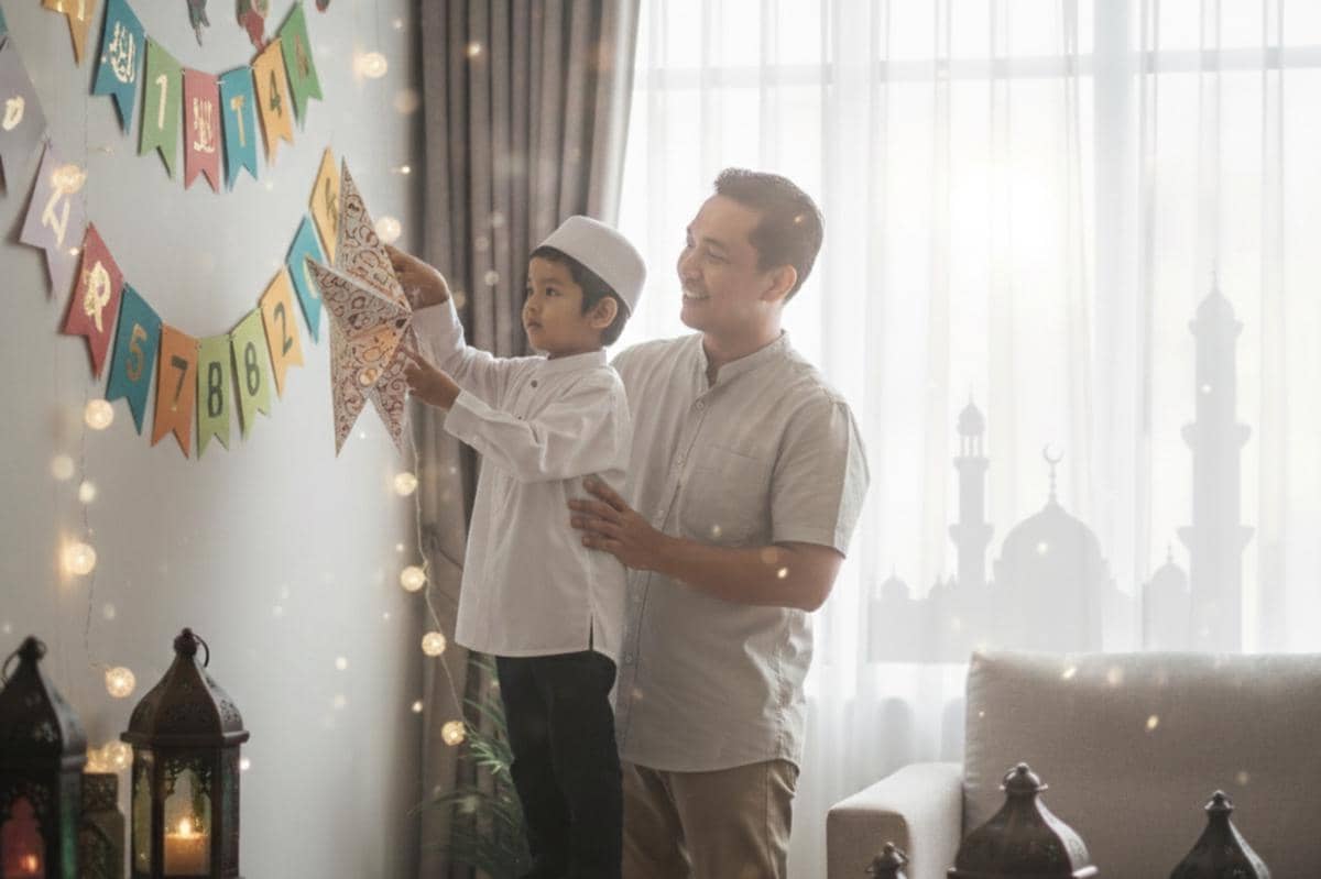 anak dan ayah sedang mendekorasi rumah