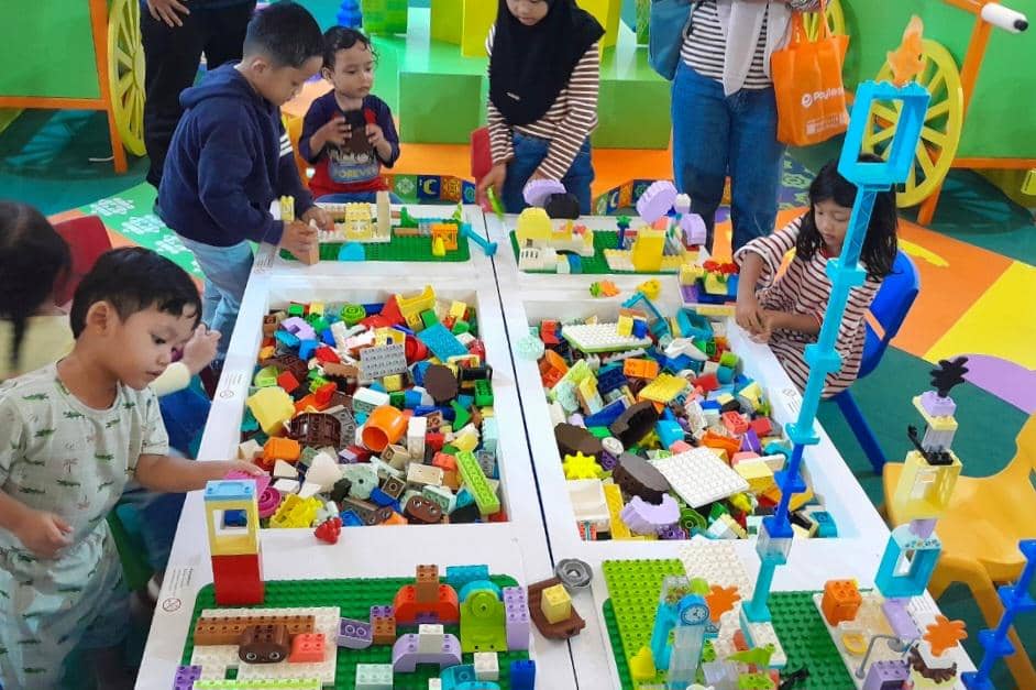 Anak bermain lego