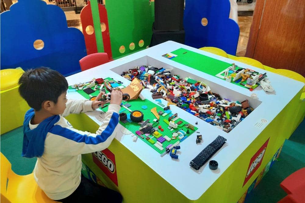 Anak bermain Lego