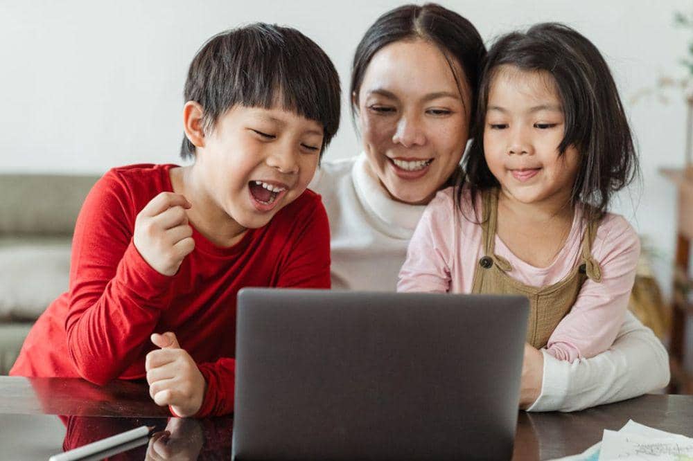 anak bersama orangtua bermedia sosial