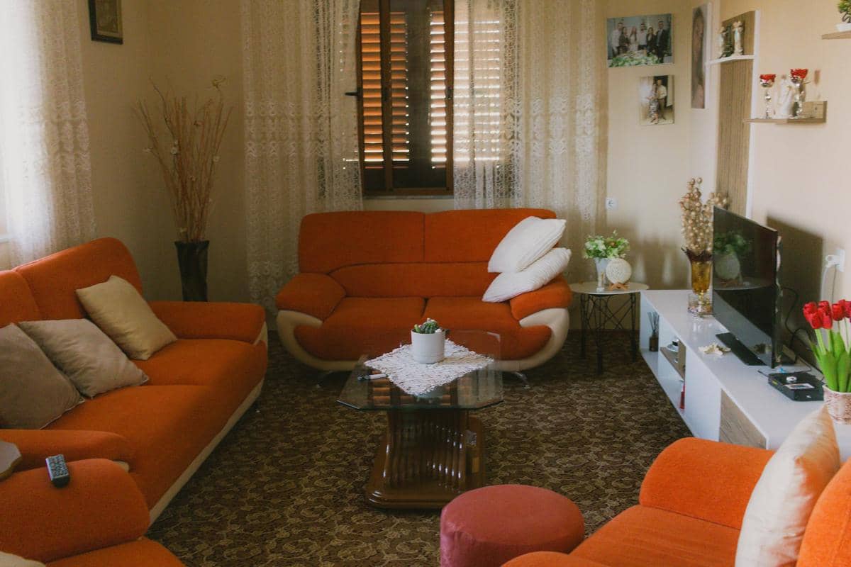 5 Inspirasi Interior Nuansa Sunset Tone yang Bikin Rumah Terasa Hangat