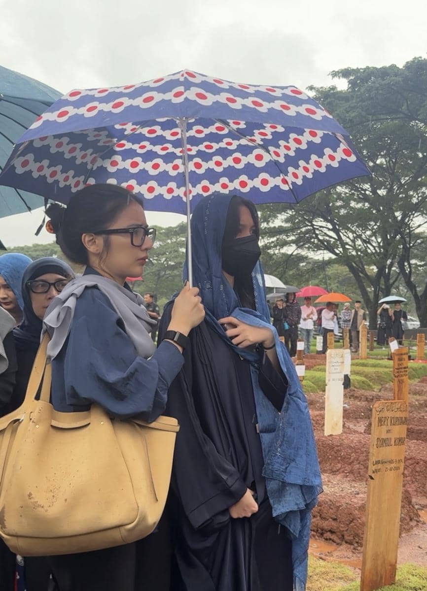 Fita Anggriani dan Sheila Dara di pemakaman Vidi Aldiano
