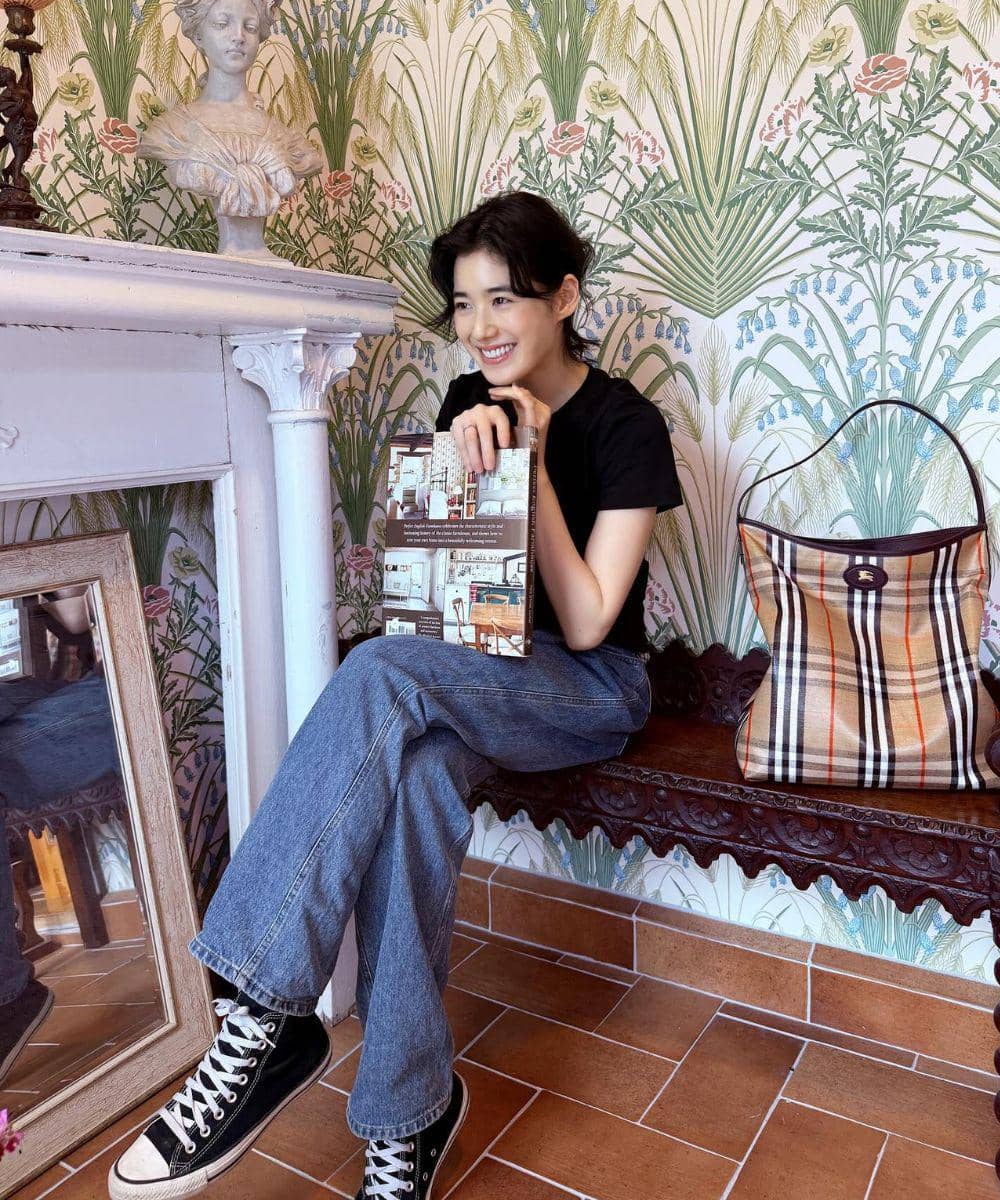 Inspirasi Padu Padan Jeans ala Artis Drakor Jung Eun Chae 