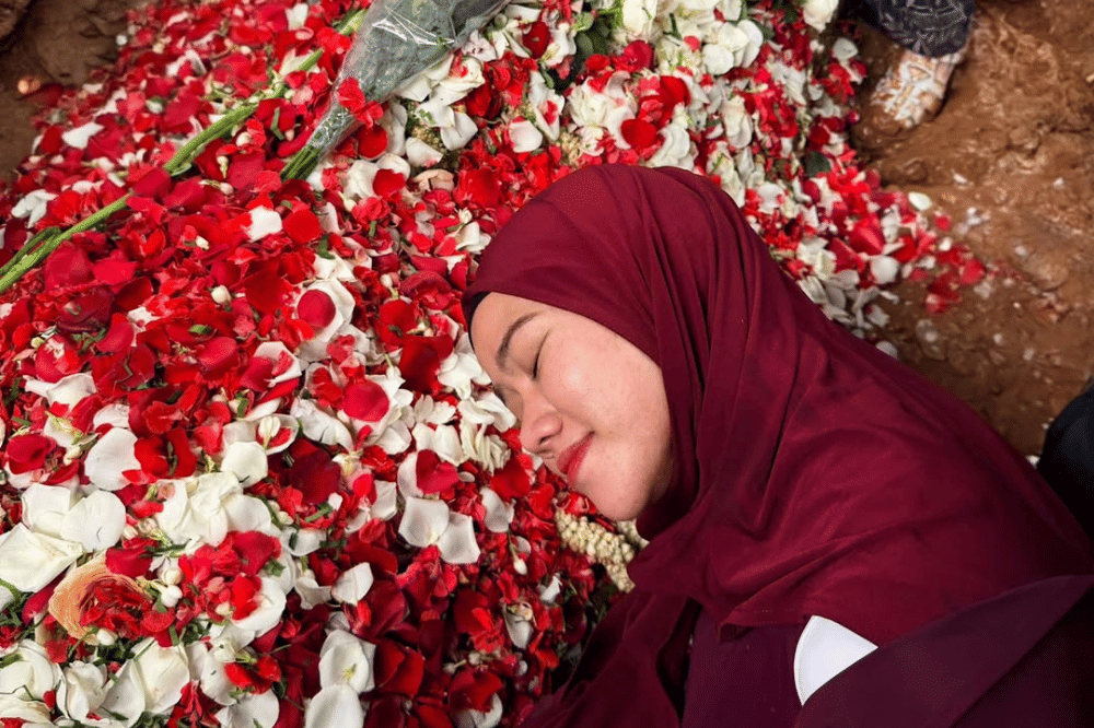 Haru! Yura Yunita Dampingi Vidi Aldiano hingga ke Liang Lahat