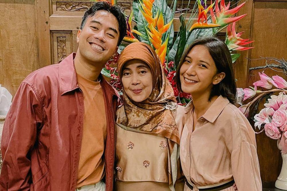 7 Fakta Mertua Sheila Dara 2