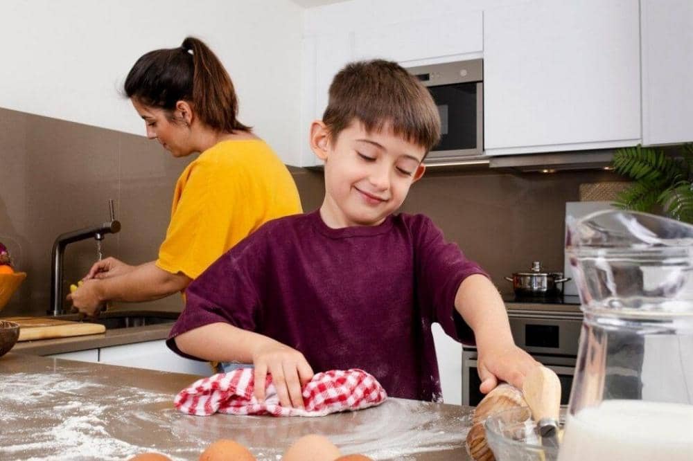 Anak membantu Mama membersihkan dapur