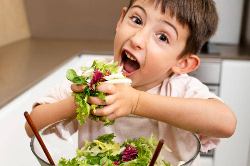 ilustrasi anak makan sayur