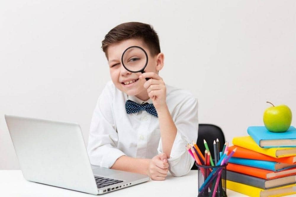 Anak dengan kacamata pembesar