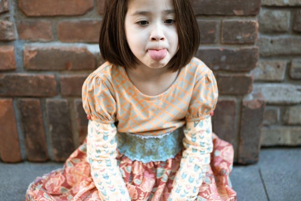 ilustrasi anak menjulurkan lidah