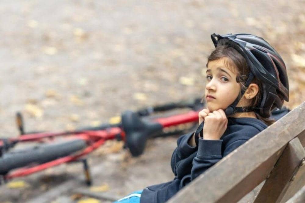 Anak dengan sepeda yang terjatuh