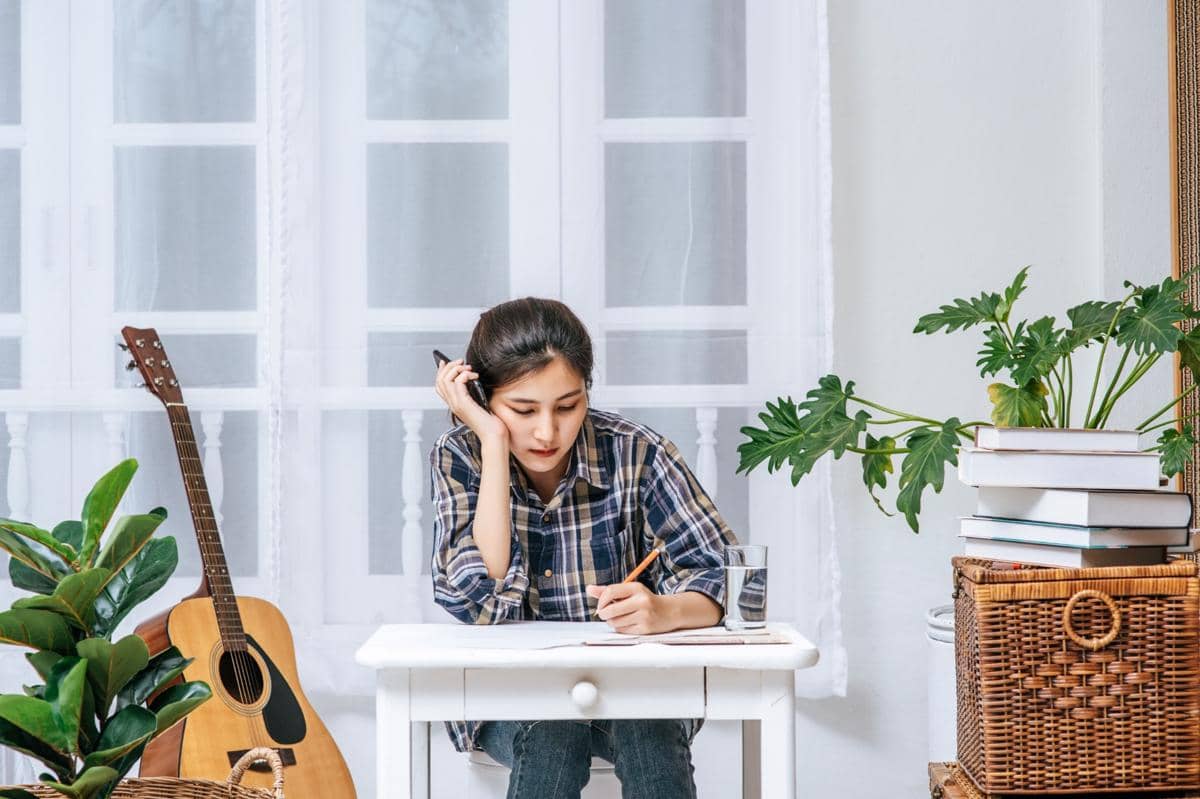 remaja sedang belajar