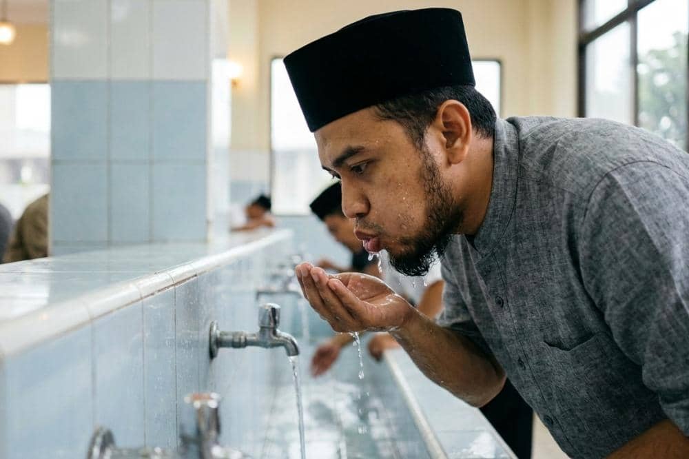 Apakah Berkumur saat Wudhu Membatalkan Puasa_ Ini Penjelasannya_20260310_100229_0002.jpg