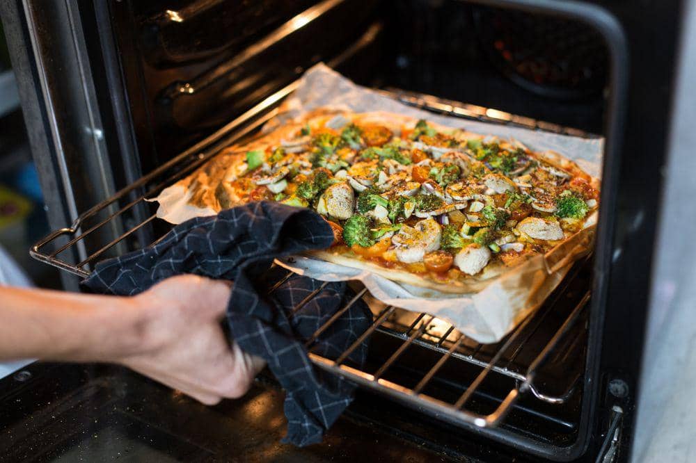 6 Cara Membersihkan Oven, Bisa Pakai Baking Soda