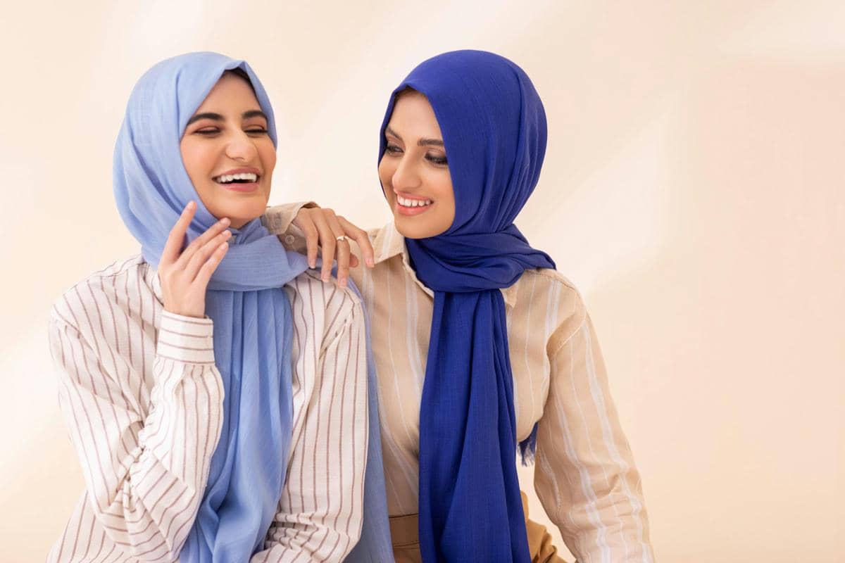 Memadukan motif hijab dan pakaian yang sama-sama ramai 