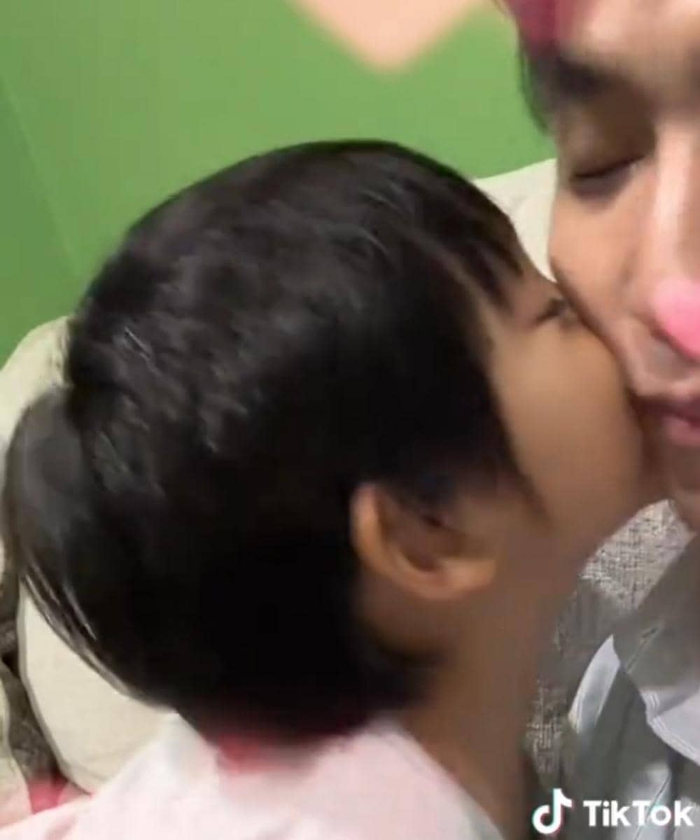 Junho mencium Daehoon